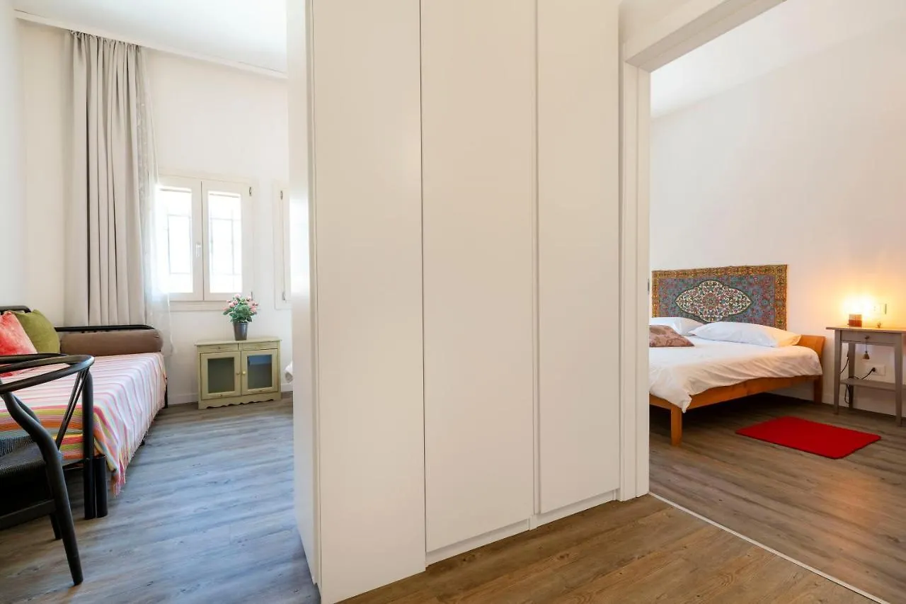 Snug Apartment With Private Courtyard M0270422677 Βενετία