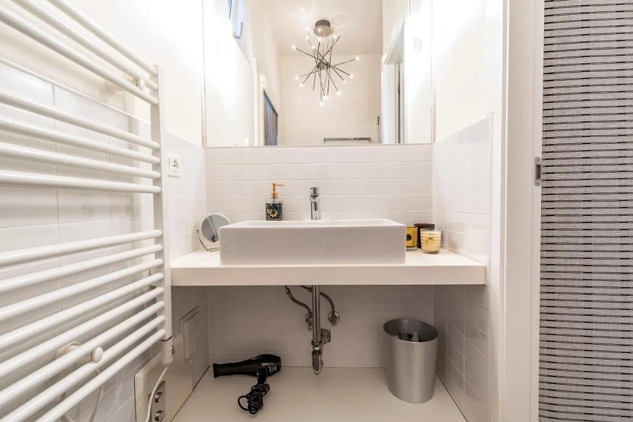 Snug Apartment With Private Courtyard M0270422677 Βενετία