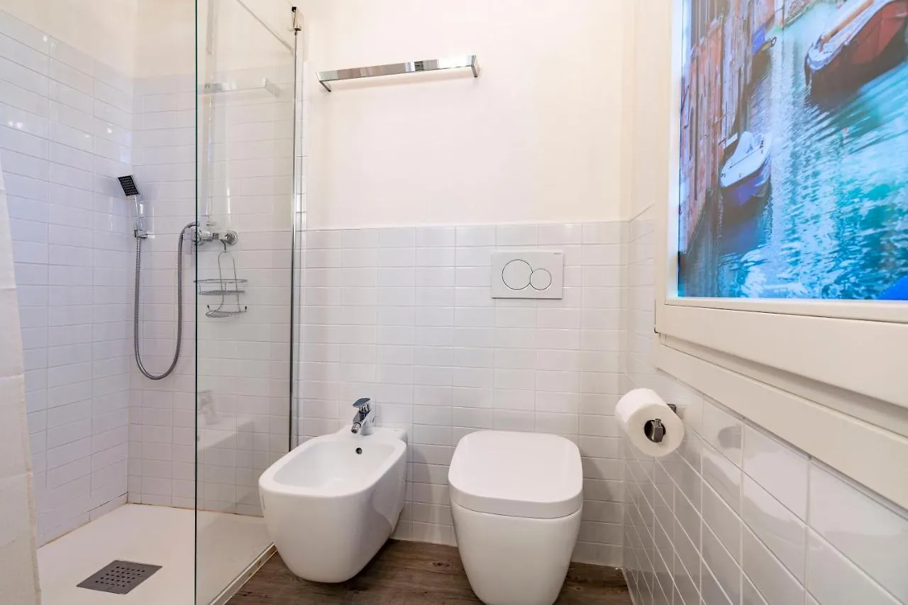 Snug Apartment With Private Courtyard M0270422677 Βενετία