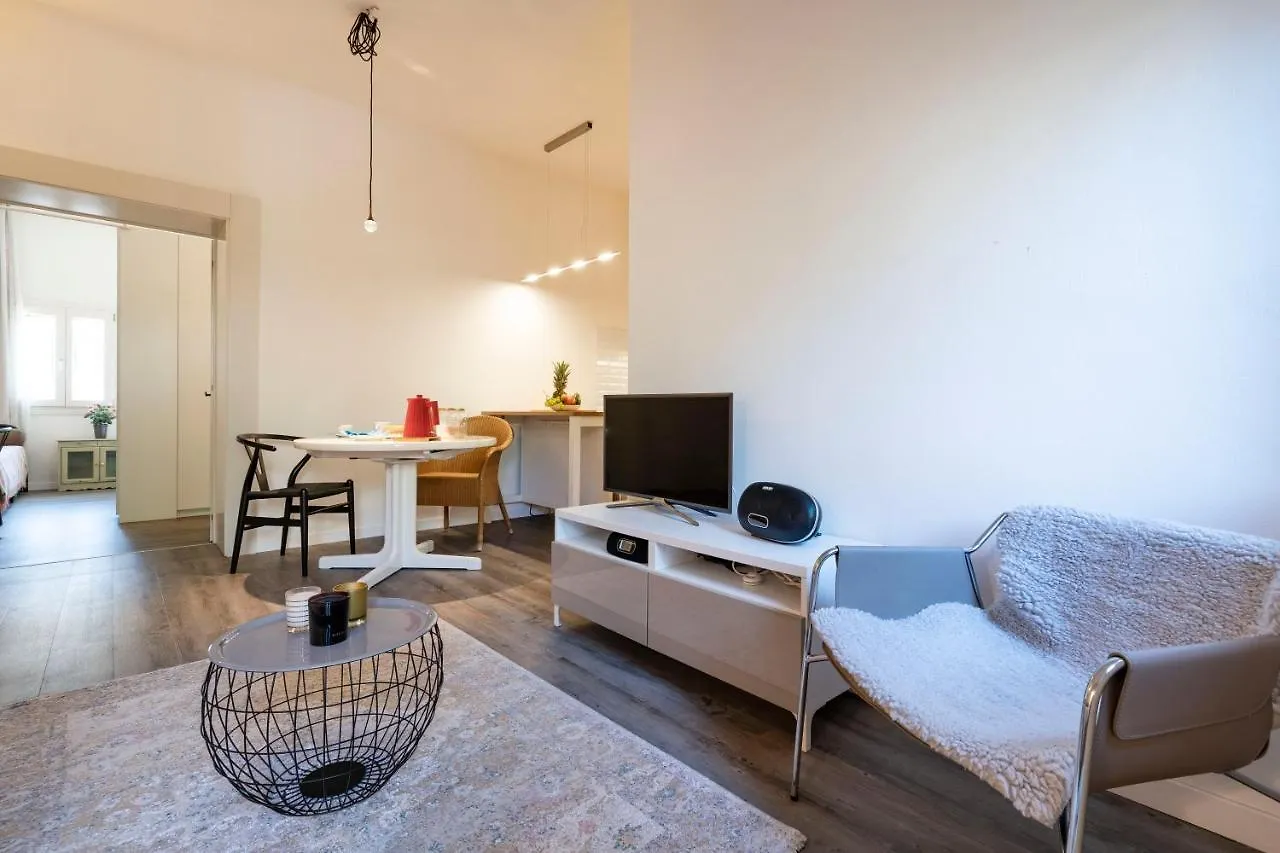 Snug Apartment With Private Courtyard M0270422677 Βενετία