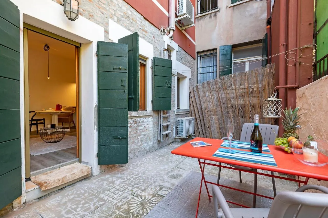 Snug Apartment With Private Courtyard M0270422677 Βενετία Ιταλία