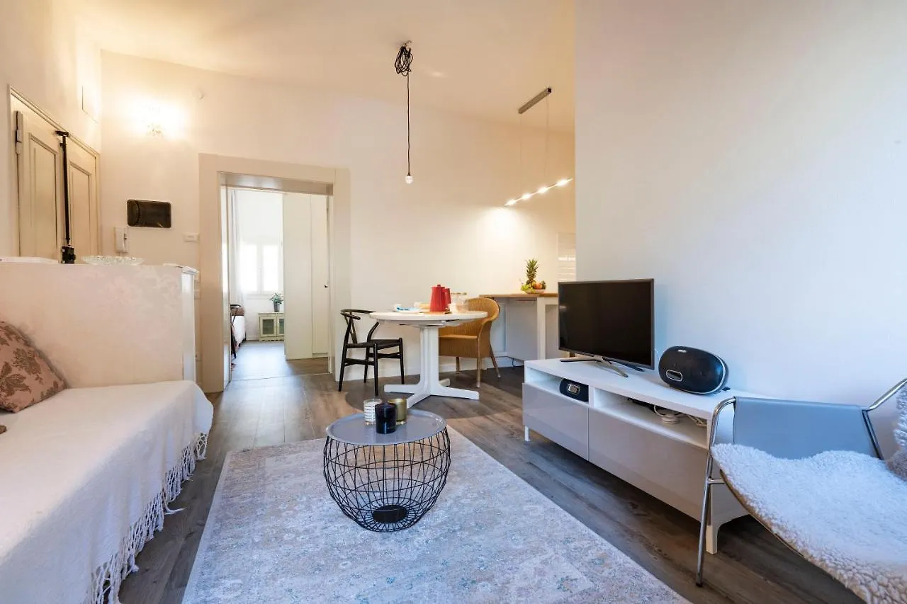 Snug Apartment With Private Courtyard M0270422677 Βενετία