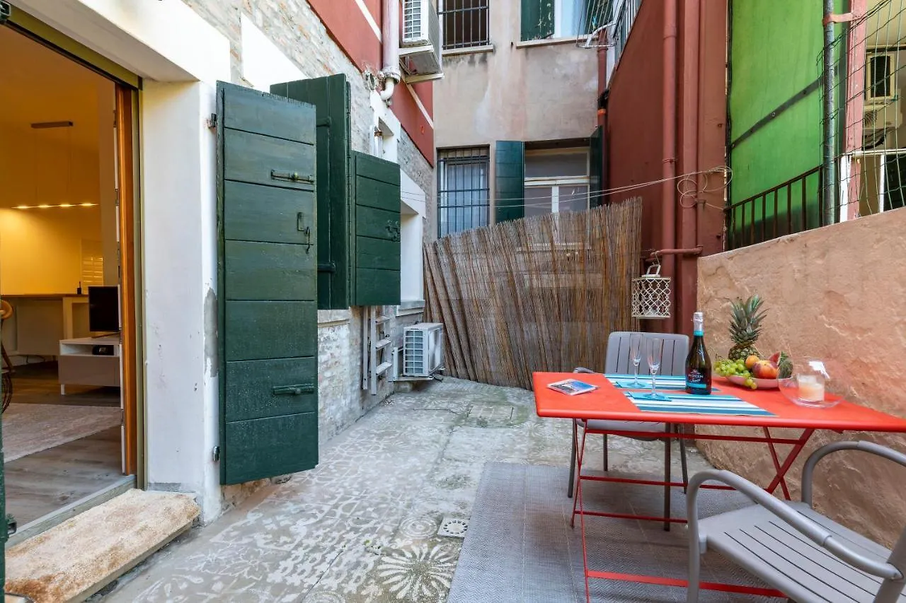 Snug Apartment With Private Courtyard M0270422677 Βενετία 0*,