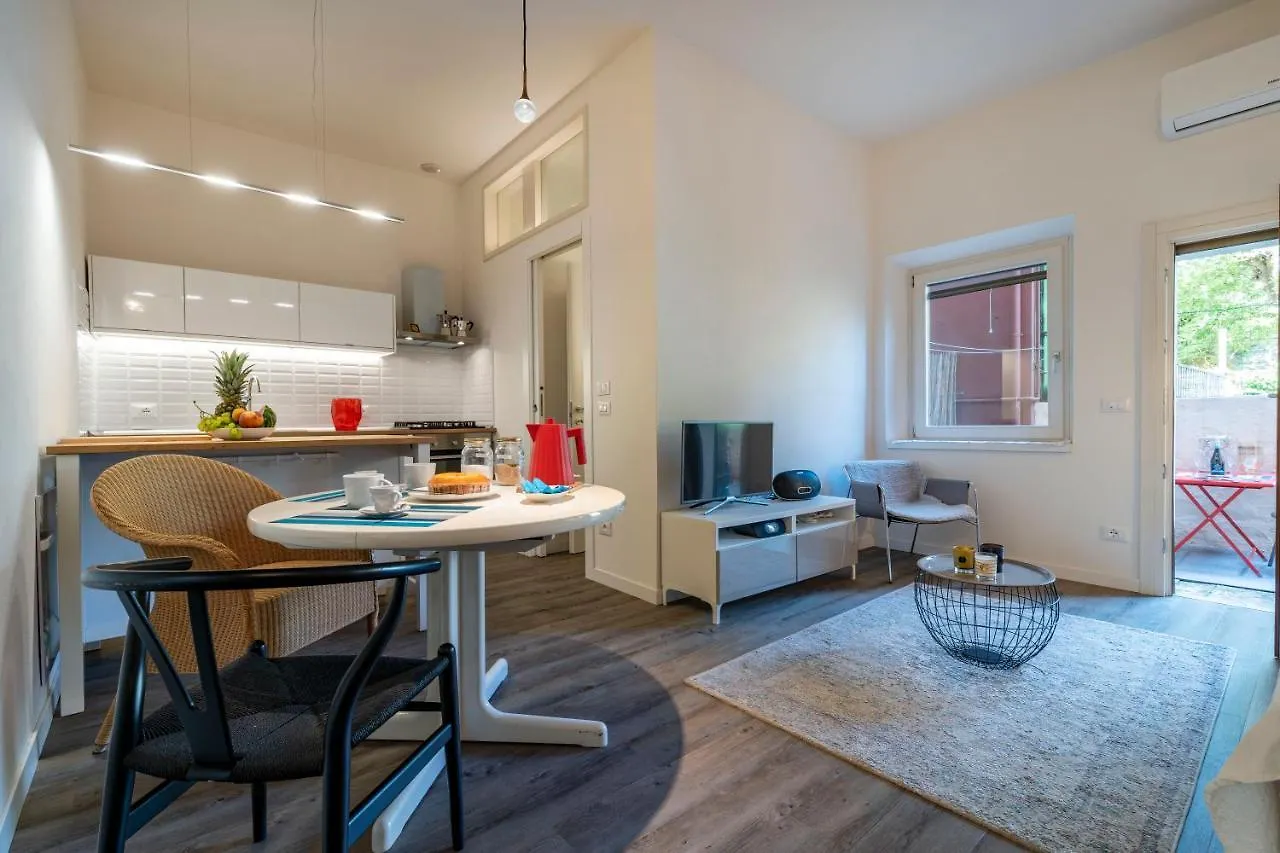 Snug Apartment With Private Courtyard M0270422677 Βενετία