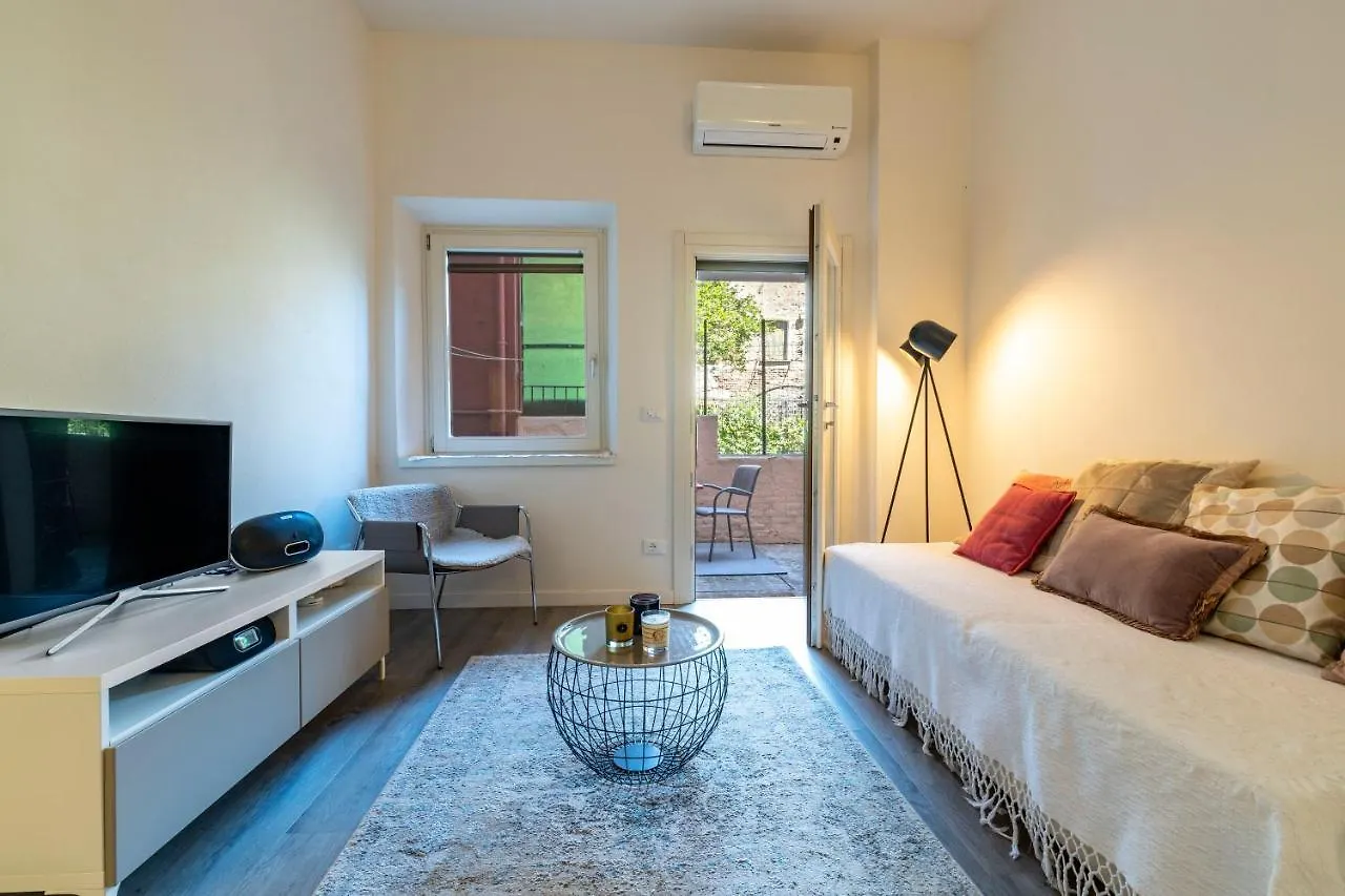 Snug Apartment With Private Courtyard M0270422677 Βενετία