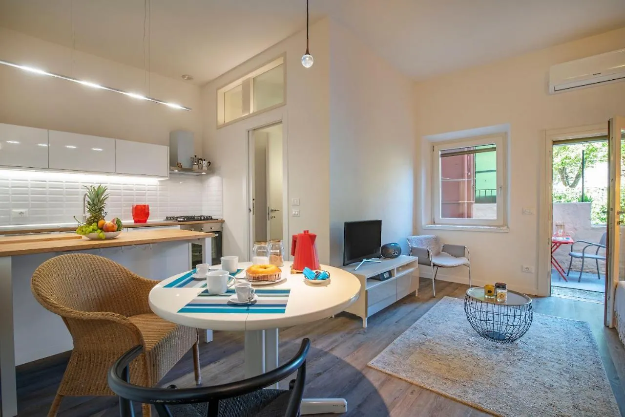 Snug Apartment With Private Courtyard M0270422677 Βενετία
