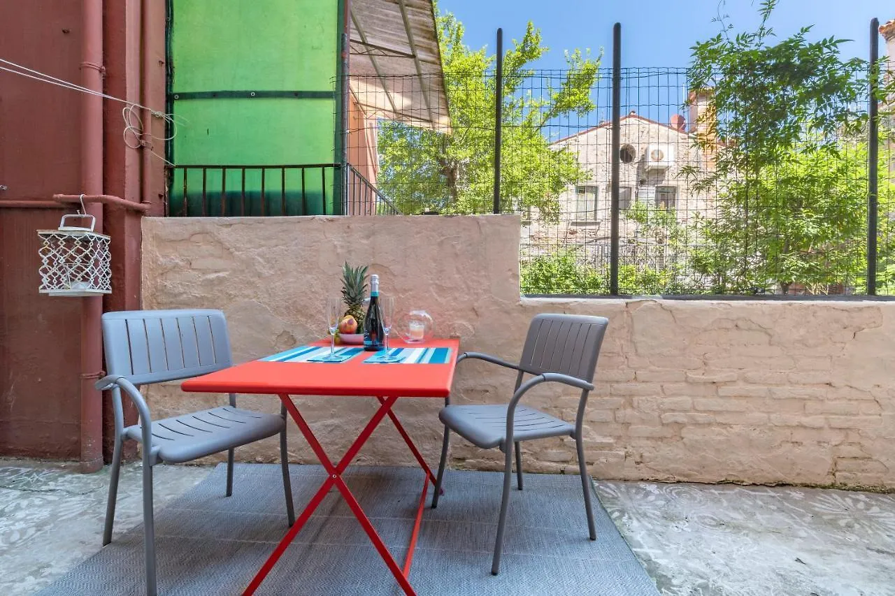 Snug Apartment With Private Courtyard M0270422677 Βενετία