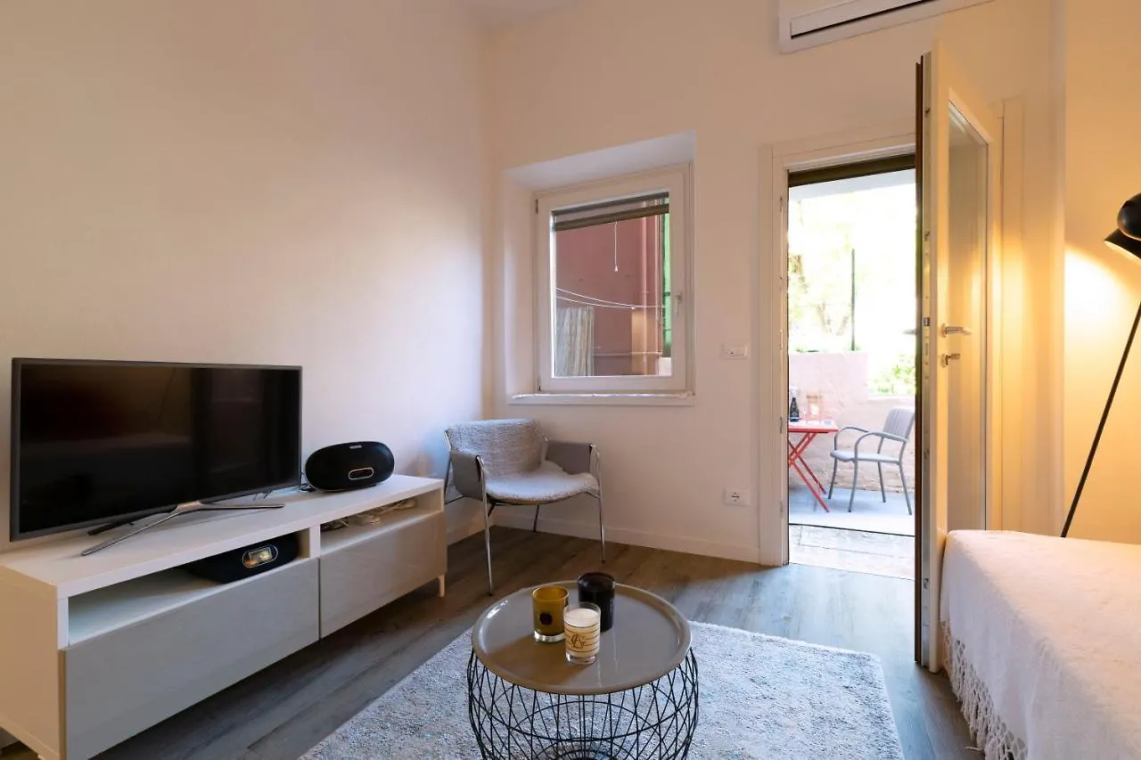 Snug Apartment With Private Courtyard M0270422677 Βενετία Ιταλία